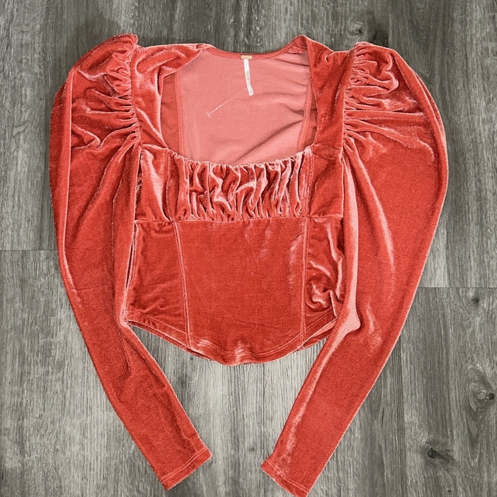 Free people hold me top